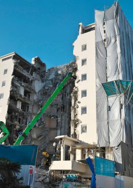 Okinawa, Japonya - 11 Temmuz 2021: Mavi gökyüzü altındaki bir otelin mekanik tahribatı