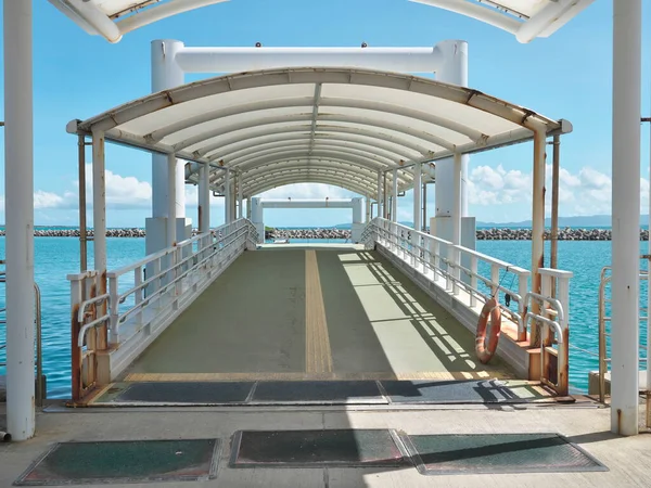 Okinawa Japan Juli 2021 Schwimmsteg Hafen Von Kuroshima Auf Der — Stockfoto