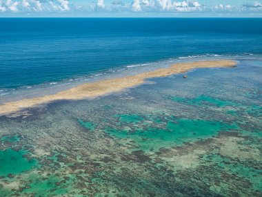 Okinawa, Japonya - 11 Temmuz 2021: Japonya, Okinawa, Ishigaki adasındaki Ishigaki havaalanı yakınlarındaki güzel deniz kıyıları