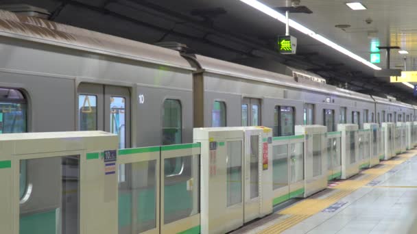 Tokyo Giappone Luglio 2021 Partenza Treno Alla Stazione Nezu Sulla — Video Stock