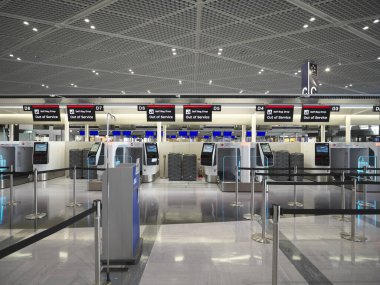 Chiba, Japonya - 11 Temmuz 2021: Kapatılan Narita Uluslararası Havaalanı Terminal 1 çanta bırakma yeri