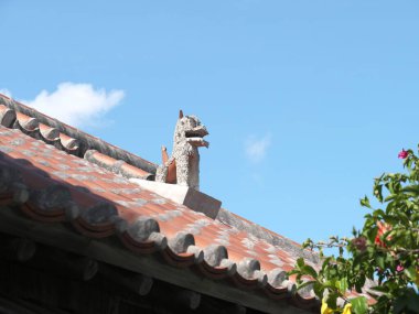 Okinawa, Japonya - 13 Temmuz 2021: Shisa, aslan şekilli süs, Japonya 'nın Taketomi adasının çatısında