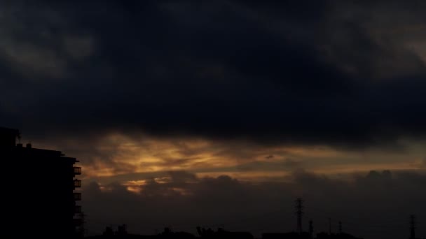 2021年8月3日 東京の高速移動雲の向こうの日の出 — ストック動画