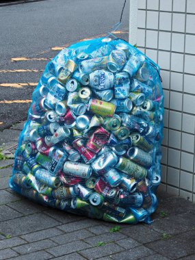 Tokyo, Japonya - 7 Ağustos 2021: Geri dönüşüm için boş veya atık kutuları