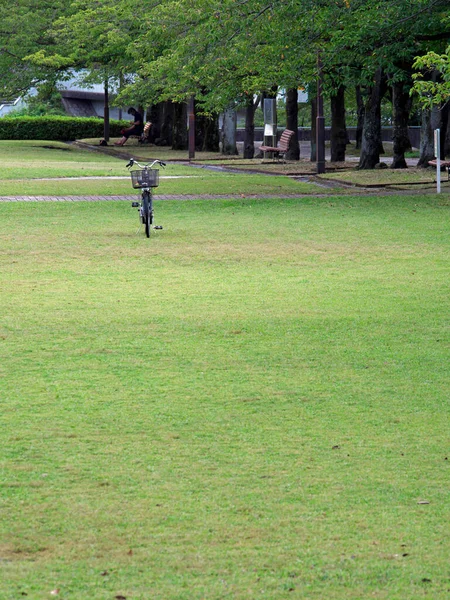 東京都 2021年8月7日 東京都多摩市の奈良原公園の自転車 — ストック写真