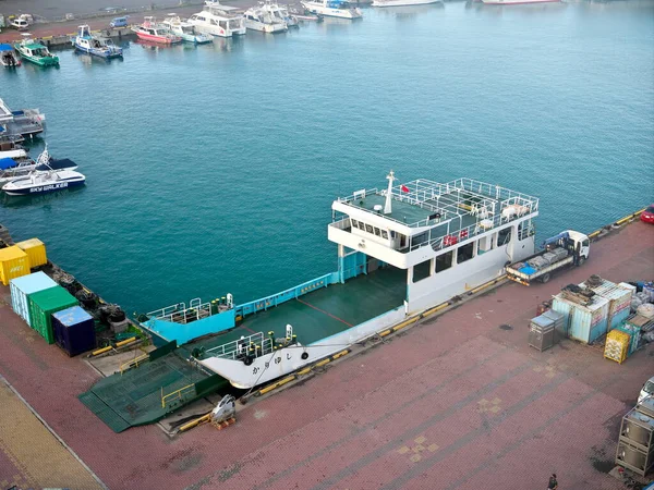 2021年7月15日 午前中に荷役のため石垣港の桟橋 — ストック写真