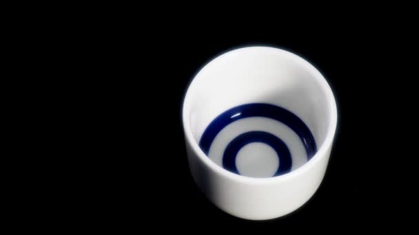 Tokio Japan August 2021 Sake Aus Einer Großen Sake Flasche — Stockvideo