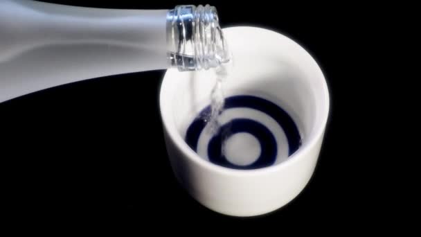 Tokio Japón Agosto 2021 Verter Sake Botella Sake Una Pequeña — Vídeo de stock