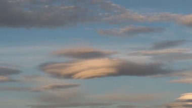 Tokyo, Japonya - 21 Ağustos 2021: Merceksel bulutlar veya kapsül bulutları Mt. Sabahleyin Fuji.