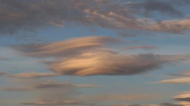 Tokyo, Japonya - 21 Ağustos 2021: Merceksel bulutlar veya kapsül bulutları Mt. Sabahleyin Fuji.