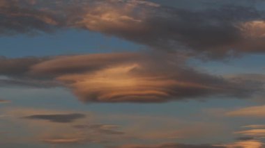 Tokyo, Japonya - 21 Ağustos 2021: Merceksel bulutlar veya kapsül bulutları Mt. Sabahleyin Fuji.