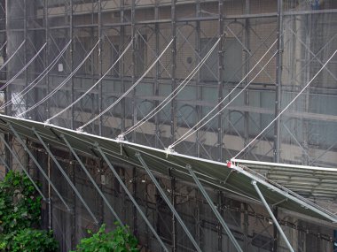 Tokyo, Japonya - 24 Ağustos 2021: Koruyucu raflar veya önleme engelleri