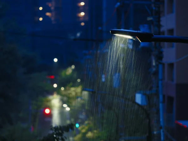 日本东京 2021年9月2日 夜间雨中路灯关闭 — 图库照片