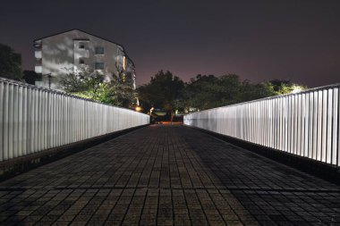 Tokyo, Japonya - 6 Eylül 2021: Tama şehrindeki Takarano-Narahara-Park köprüsü, Tokyo, Japonya