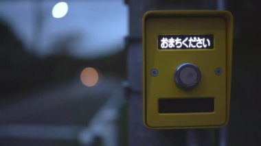 Tokyo, Japonya - 14 Eylül 2021: yaya geçidi sinyali için düğmeye basın. Lütfen ekranda bekleyin..