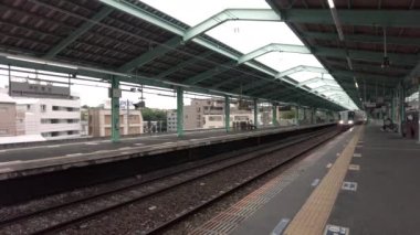 Tokyo, Japonya - 17 Eylül 2021: Tokyo, Japonya 'daki Wakabadai istasyonundan geçen sınırlı ekspres tren