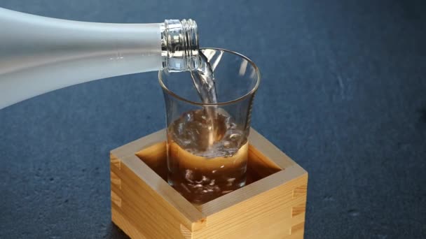 Tokio Japón Septiembre 2021 Verter Sake Vaso Dentro Una Caja — Vídeo de stock