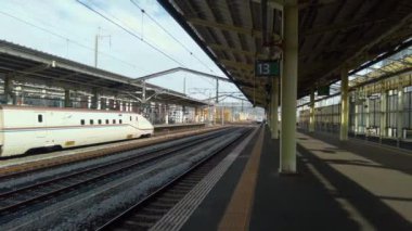 Tokyo, Japonya - 28 Eylül 2021: JR Joetsu Shinkansen çift katlı tren, MAX, Takasaki istasyonuna varıyor. Bu araç 1 Ekim 2021 'de emekliye ayrılacak..