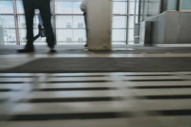 Tokyo, Japonya - 28 Eylül 2021: JR Joetsu Shinkansen çift katlı treninin birinci katındaki platformun görüntüsü. Araç 1 Ekim 2021 'de emekliye ayrılacak..