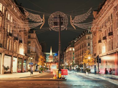 Londra, İngiltere - 11 Ekim 2025: Oxford Caddesi, şafak vakti