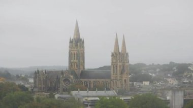 Truro, İngiltere - 3 Ekim 2025: Truro Katedrali bir trenden izlendi