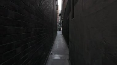 Londra, İngiltere - 4 Ekim 2025: Londra 'nın en dar sokaklarından biri: Brydges Place