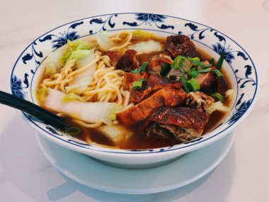 Londra, İngiltere - 9 Ekim 2025: Ya Rou Mian, Londra 'da ördek etli erişte