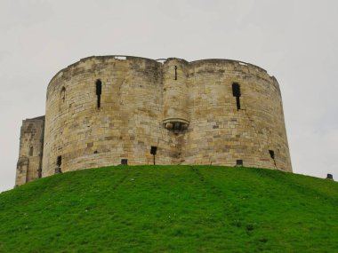 York, İngiltere - 11 Ekim 2025: Clifford 's Tower, York Kalesi' nin hayatta kalan kısmı