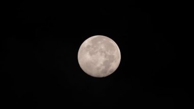 Kahire, Mısır - 6 Aralık 2025: Aralık 'ta dolunay, süper ay, kısmen Giza, Mısır' da bulutlarla kaplı