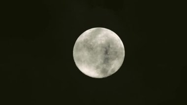 Kahire, Mısır - 6 Aralık 2025: Aralık 'ta dolunay, süper ay, kısmen Giza, Mısır' da bulutlarla kaplı