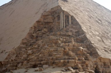 Dahshur, Mısır - 2 Aralık 2025: Bent Piramidinin kaplama taşları veya giydirilmiş taşları