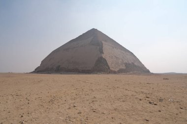 Dahshur, Mısır - 2 Aralık 2025: Dahshur, Mısır Bent Piramidi