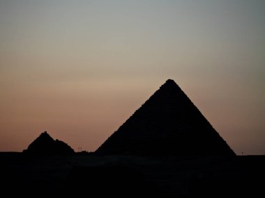 Kahire, Mısır - 5 Aralık 2025: Şafakta Menkaure Piramidinin Silüeti