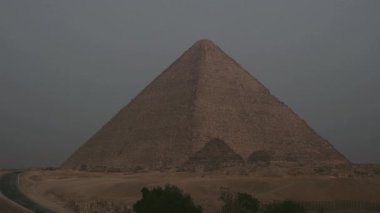 Kahire, Mısır - 2 Aralık 2025: Khufu Piramidi veya şafakta Büyük Piramit