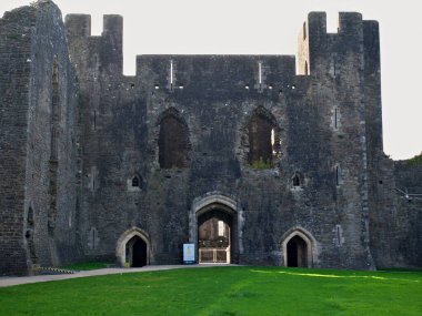 Galler, İngiltere - 6 Ekim 2025: Caerphilly Şatosu, Galler 'in en büyük kalesi