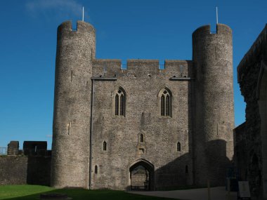 Galler, İngiltere - 6 Ekim 2025: Caerphilly Şatosu, Galler 'in en büyük kalesi