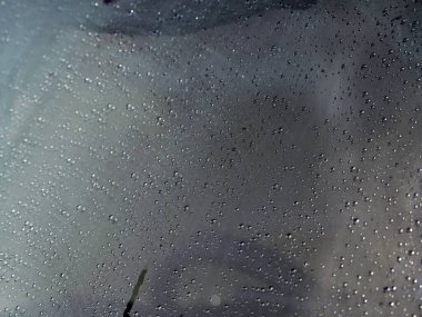 Tokyo, Japonya - 25 Aralık 2025: Gece araba vitrininde damlacıklar