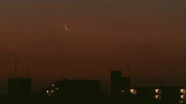 Tokyo, Japonya - 17 Ocak 2026: Şafakta çok ince bir ay batıyor