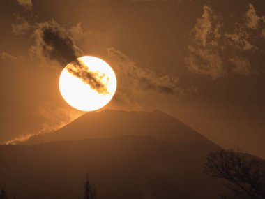 Tokyo, Japonya - 28 Ocak 2026: Elmas Fuji, Güneş Fuji Dağı 'nın zirvesiyle hizalanır