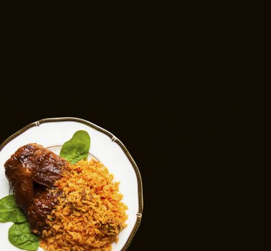 Barbekü tavuk ve İspanyol Rice yemek tabağı üzerinde