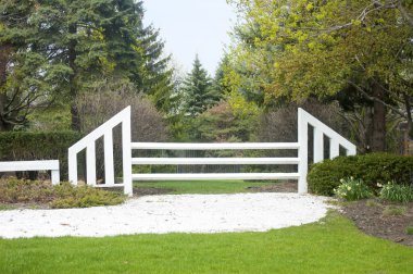 Beyaz kapıya önde gelen çakıl