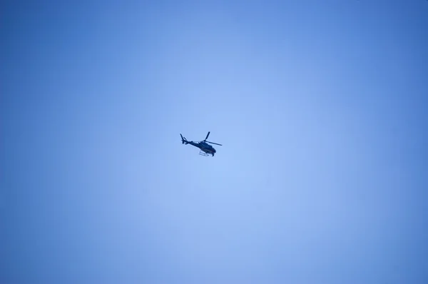 Hubschrauber auf blauem Himmel Hintergrund — Stockfoto