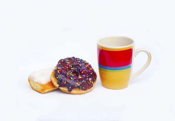 Kaffeetasse und Donuts — Stockfoto