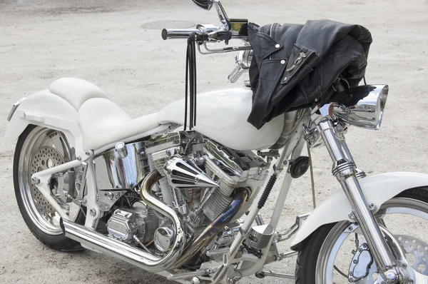 Süslü beyaz motosiklet