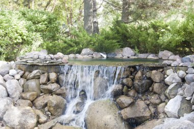 şelale kayaların üzerinde