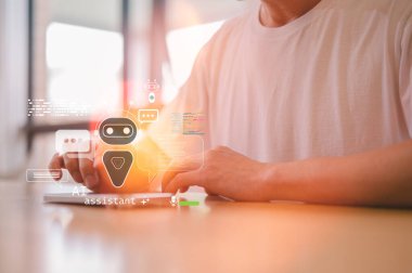İş adamı akıllı telefon kullanıyor ve ekranda bir ai arayüzü var. Müşteri hizmetleri ve otomasyon teknolojisi çözümü için akıllı telefondaki yapay zeka sohbet robotu.