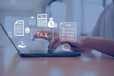 İş adamı internette vergi iadesi formunu tamamlamak için dizüstü bilgisayar kullanıyor. Hesaplama vergi iadesi kavramı. Vergi ödemesi için bireysel gelir vergi iade formu. Hükümet, devlet vergileri