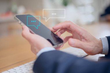 Sosyal Medya İşadamı elini kullanarak akıllı telefon yazarak uygulama iletişimi dijital web ve sosyal ağ kavramında sohbet ediyor. Sosyal medya uygulaması sohbet kutusu