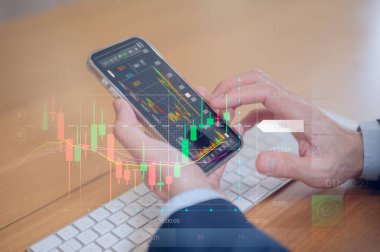 Yatırım borsası veri analizi konseptinde akıllı telefon kullanan işadamlarının yakın plan görüntüleri, analist sanal ticaret grafiği, çevrimiçi ticaret, finansal mobil uygulama platformu