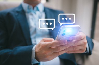 Sosyal Medya İşadamı elini kullanarak akıllı telefon yazarak uygulama iletişimi dijital web ve sosyal ağ kavramında sohbet ediyor. Sosyal medya uygulaması sohbet kutusu